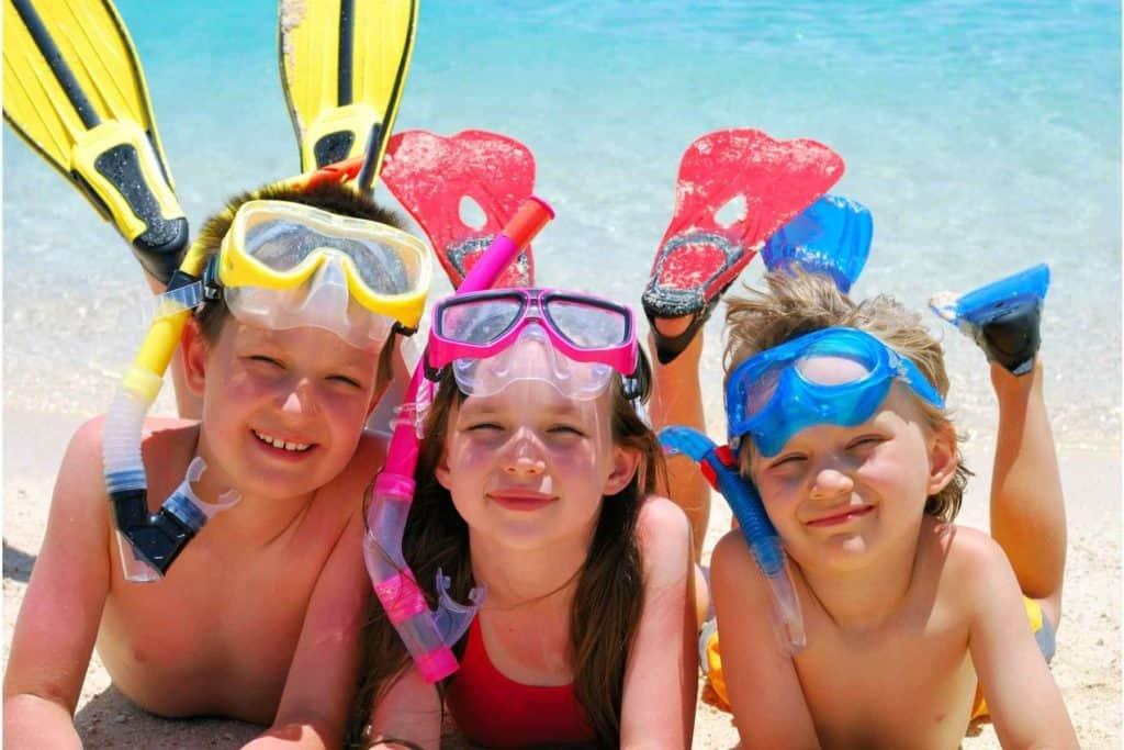 A group of girls wearing swim caps and goggles in a pool
Description automatically generated with low confidence
