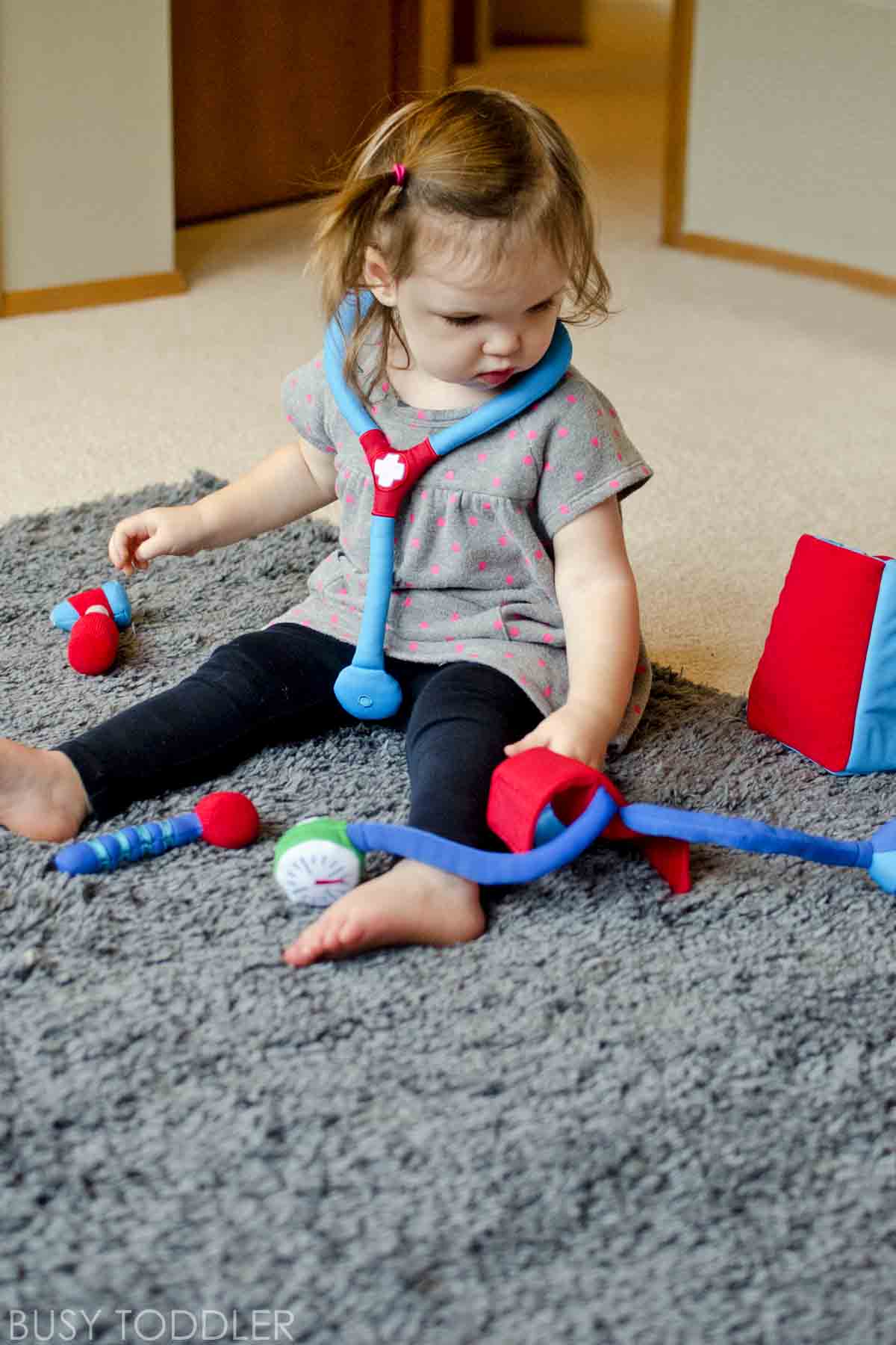 You've got to check out these 5 tips for pretend play with toddlers! You'll love these dramatic play tips! 