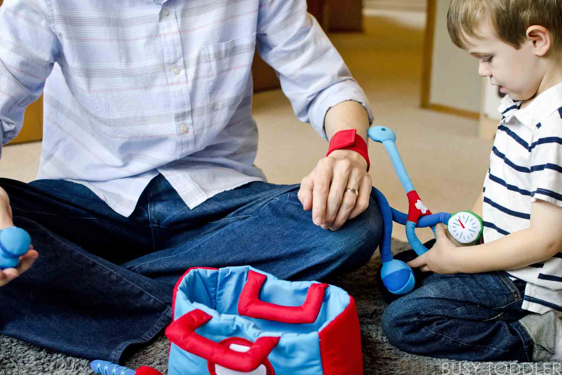 You've got to check out these 5 tips for pretend play with toddlers! You'll love these dramatic play tips!