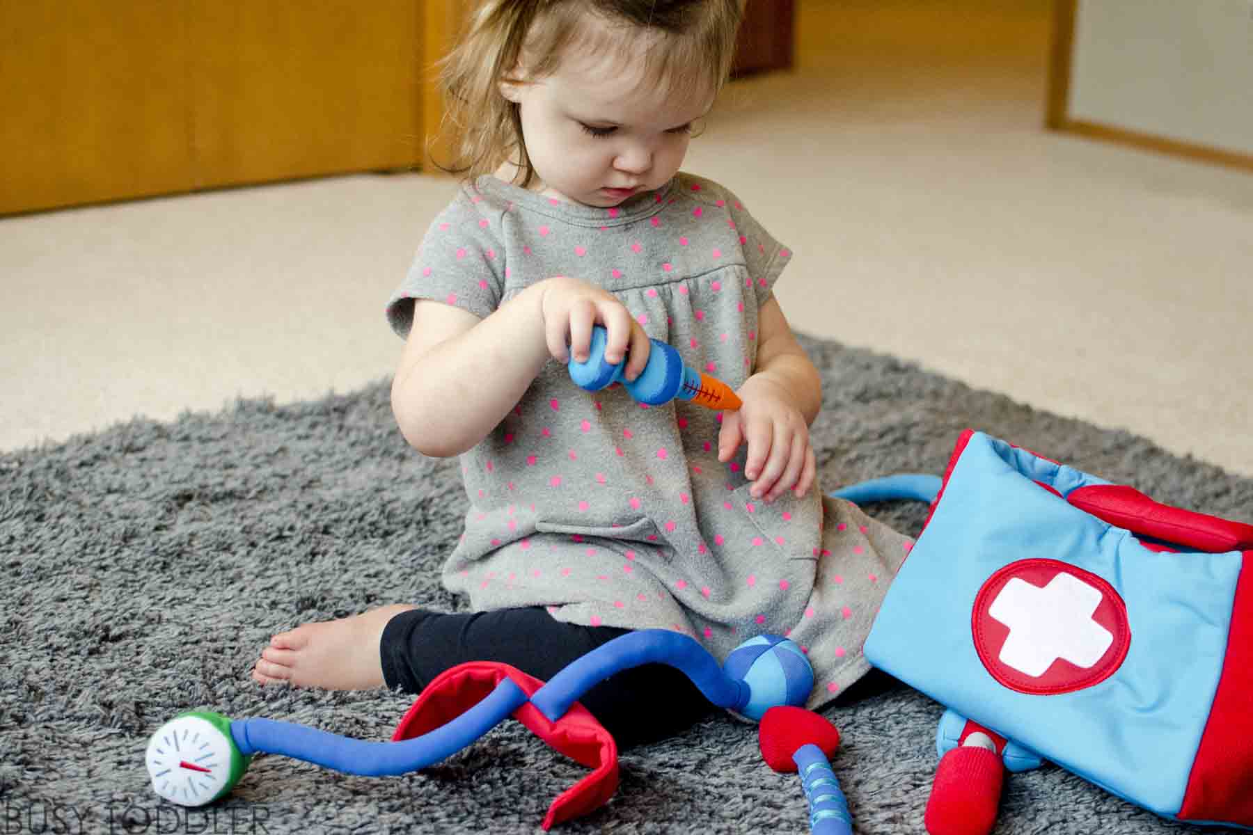 You've got to check out these 5 tips for pretend play with toddlers! You'll love these dramatic play tips! 