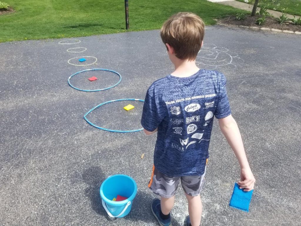 Outdoor Game for Kids - Sponge Toss. All you need is wet sponges, hula hoops and a bucket. Or just draw the circles with chalk. 