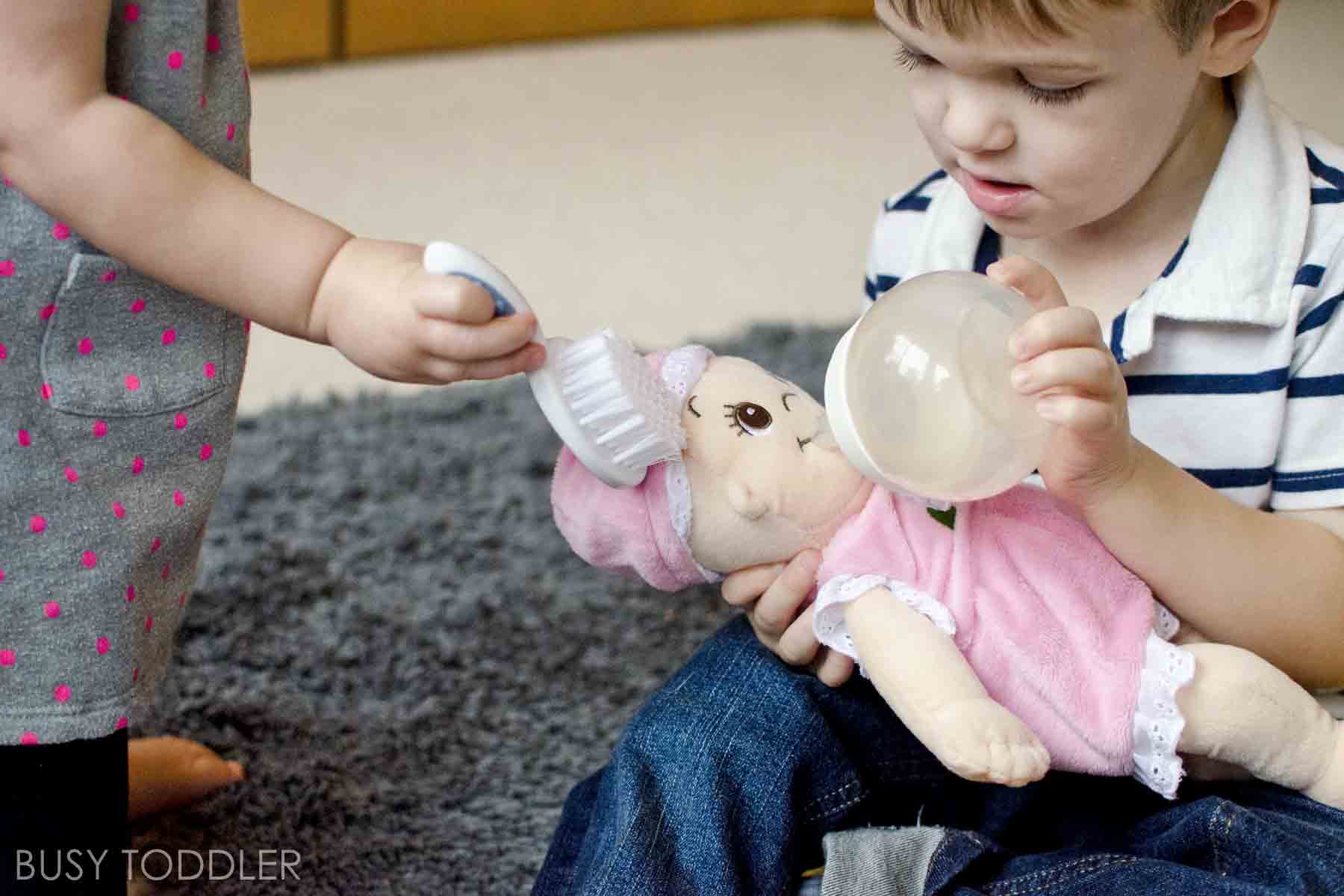 You've got to check out these 5 tips for pretend play with toddlers! You'll love these dramatic play tips!