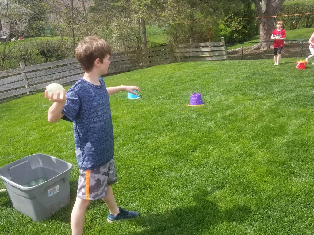 Water Balloon battle for kids. How to set up a backyard water balloon games. 