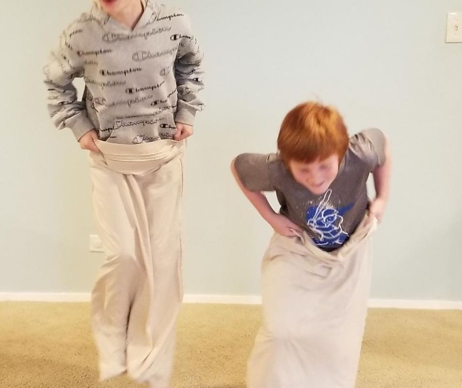 Fun Sac Races for Kids to play indoors to get their energy out. When you stuck at home grab some pillow case and start a race. Kids will be laughing and having a blast! #indoorgame #indooractivity