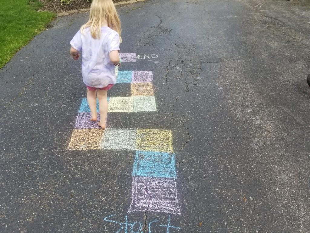 Fun Chalk Games for Kids to keep kids entertained at home. #outdoorgames #kidsgames #chalkgames