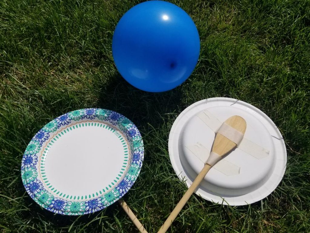 DIY Balloon Tennis for Kids. Fun indoor and outdoor game with plates, wooden spoons and balloons. #balloontennis #balloongames #outdoorgames #indoorgames