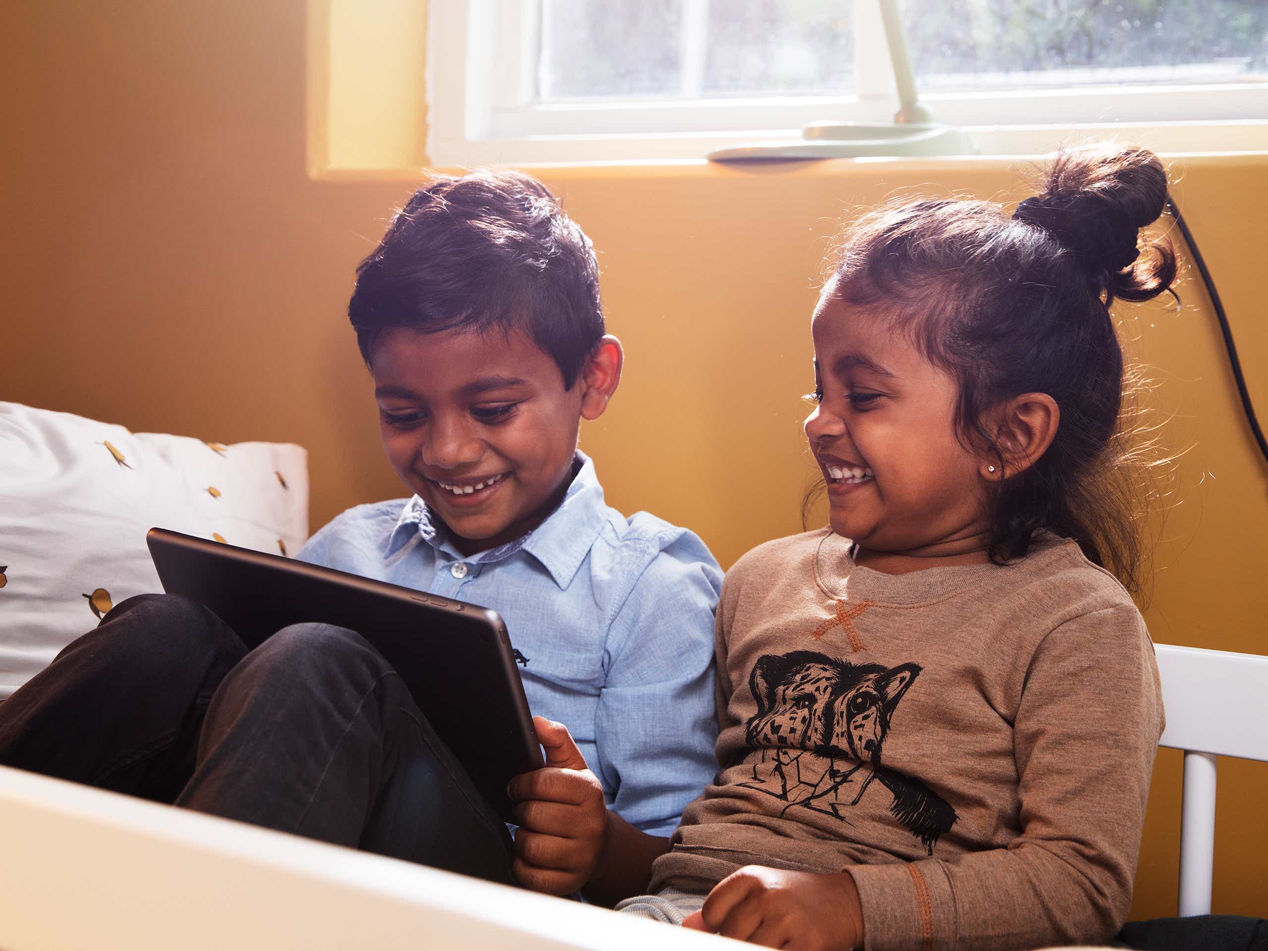 tips for playful parenting two kids and a tablet